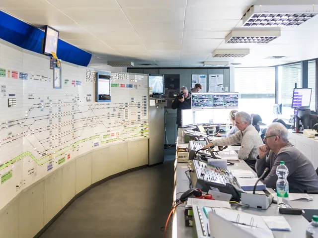 Relés biztosítóberendezés kezelőterme vezérlőpulttal, biztosítóberendezés-műszerész munkahelye